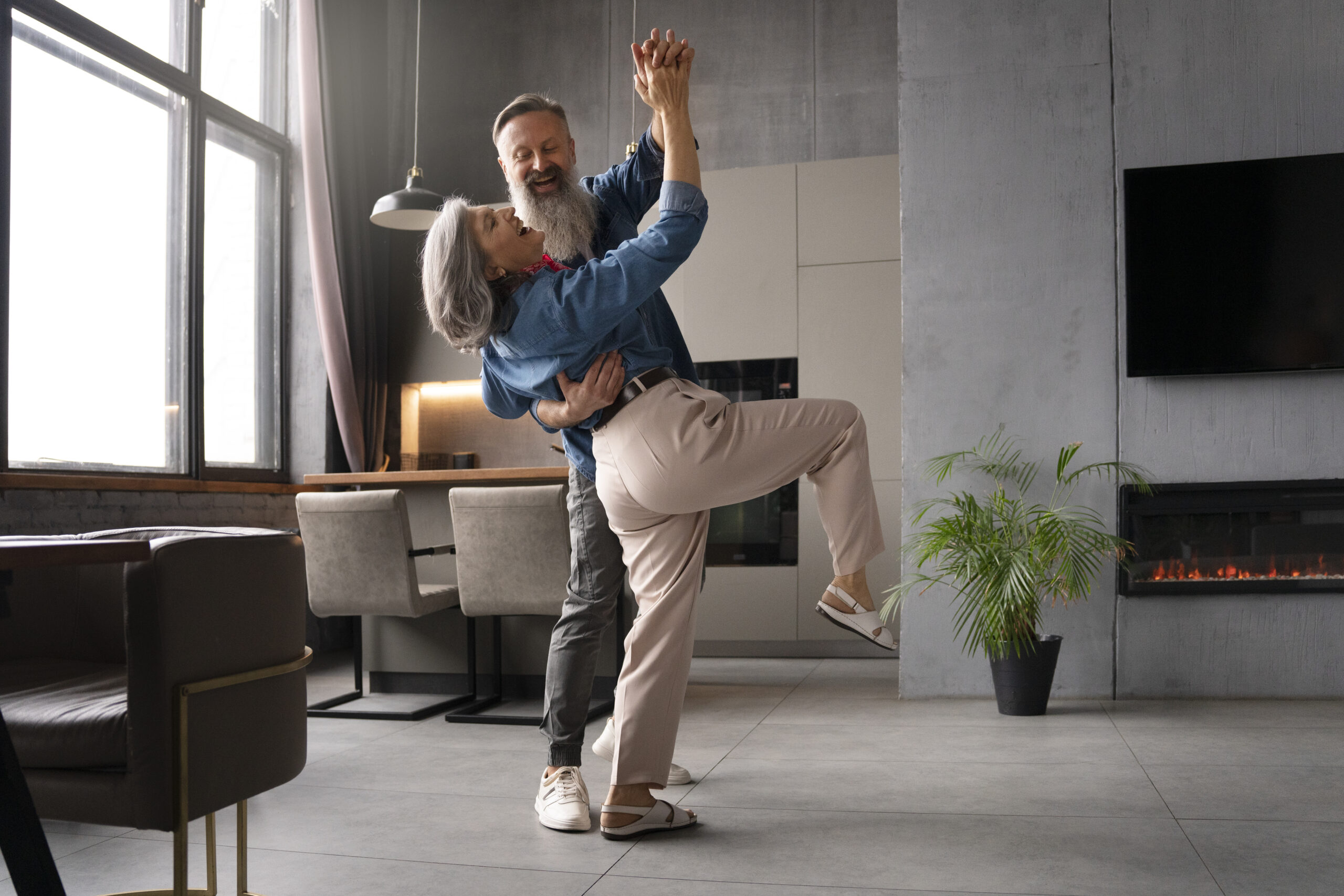 coppia-senior-ballare-casa La musicoterapia in aiuto alla cura della malattia di Parksino